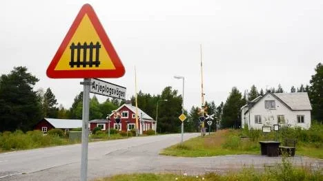 När tekniken strular och bommarna stannar i nerfällt läge i korsningen på Arjeplogsvägen (bilden) är korsningen på Gamla byavägen ett alternativ.