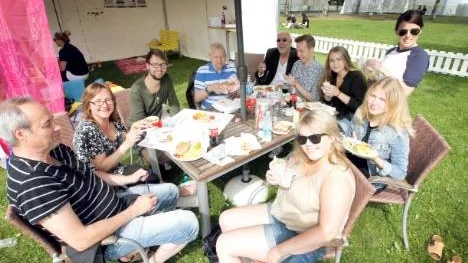 Reportrar och fotografer samlades under gårdagen för att göra det traditionsenliga mattestet, väl medvetna om att smaken är olika. Här intas diverse maträtter utanför PT:s ungdomsredaktions tält på PDOL-området.