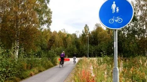 Grinden, som skiljer gång- och cykelvägen från biltrafiken vid industriområdet belägen vid Verkstadsgatan och Durrnäsvägen, har vid upprepade tillfällen förstörts för att kunna användas som genväg.