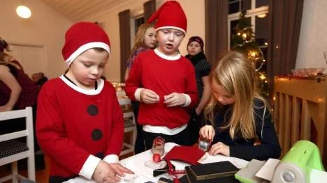 William Karlsson, 5, Viktor Eriksson, 8, och Nova Fagervall, 7, klippte och klistrade så det stod härliga till.