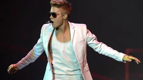 Den kanadensiske popstjärnan Justin Bieber har fått ett ultimatum av tyska tullen.