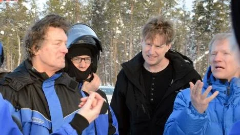 Johannes Brost och David Johansson får information om bilkörning på is av IceMakers Michael Lindeman och Lars Sundström.