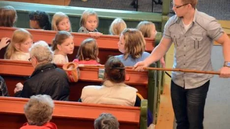 Oscar Stålnacke hjälpte till att samla in kollekten. Över 10 000 kronor samlade man in under onsdagskvällen.
