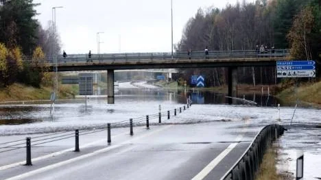 E4 vid Byske öppnades på tisdagseftermiddagen, då vattnet sjunkit undan.