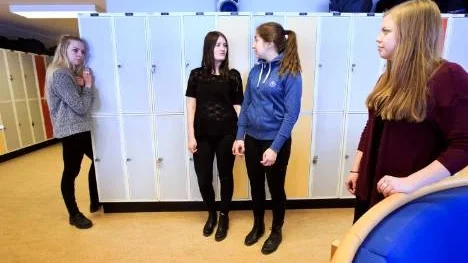 Jenny Stenvall, Ninni Burvall, Sandra Ehlin och Malin Lindström, elever på Vård- och omsorgsprogrammet, sågar den kommande flyttningen av utbildningarna. "Vi är besvikna", säger Ninni.
