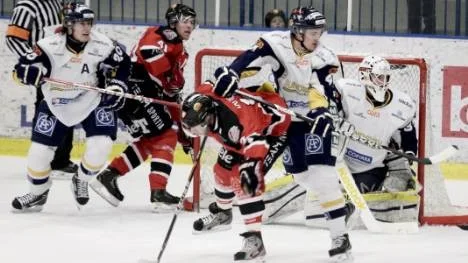 Sundsvall tryckte till Piteå Hockey i den första matchen i play off 3. Sundsvall hade ledningen med 3-0 efter 10.01 i den första perioden och vann till slut med 4-1.
