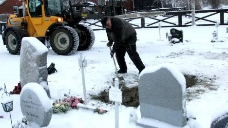 Jan-Erik Bäckström, kyrkogårdsförman på Annelundskyrkogården, i färd med att skotta igen en grav. Han säger att en jordbegravning kan ombesörjas från en dag till en annan men att kremationer tar längre tid eftersom krematoriet ligger i Luleå och att man där vill ha kistan en vecka innan kremation.