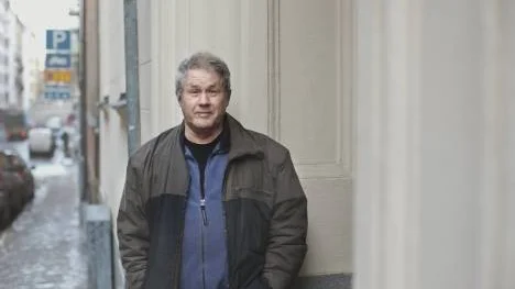 Lars Pettersson delar sin tid mellan Västmanland och Kautokeino i Nordnorge. "Jag känner mig inte riktigt som en debutant men det är kul ändå" säger Lars Pettersson som får Deckarakademins debutantpris.