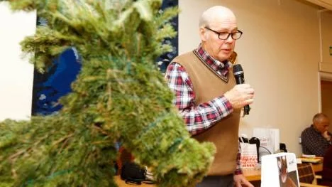 Rolf Nilsson, ordförande i frivilligkåren, tillverkar julbockar tillsammans med sin fru som han sedan skänker som priser i adventsmarknadens lotteri.
