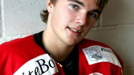Aaron Ställ fick hoppa in i A-femman och där trivdes han bra. Två mål och ett målpass blev det mot Clemensnäs.
