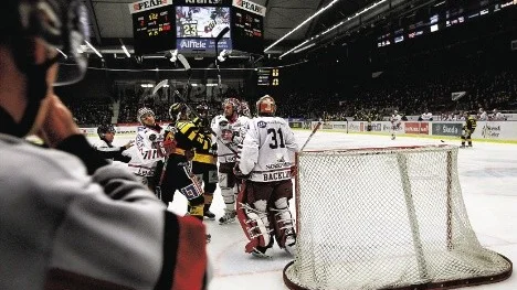 Skellefteå AIK blev blåsta på serieledningen. I 54 minuter och 33 se-kunder var AIK i ledningen i Elitserien. Då kvitterade Timrå och sedan avgjorde gästerna i sudden death. Tråkigt slut för Skellefteå som ändå ligger tvåa i serien på samma poäng som ledande Linköping.