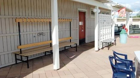 Personalen på Kraja tycker inte heller att gästerna ska behöva byta om ute på poolområdet.