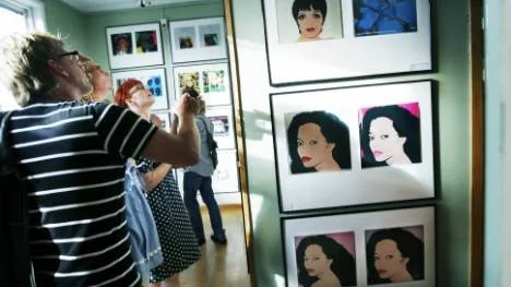 Utställningen visar en annan sida av Warhol som kanske främst var känd som tecknare och porträttmålare.