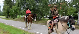 Suzanna rider för välgörenhet