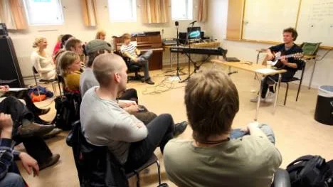 Cohen 1, 2, 3, Waits 5 ... Bo Sundström dokumenterar sina låtskisser på telefonen och namnger dem efter soundidéer. Intresserade lyssnare ställde frågor om låtskrivande och skivindustri.