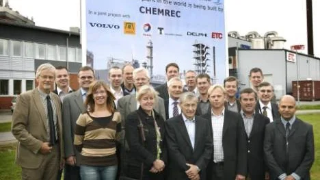Medverkande vid onsdagens kick off gjorde: från vänster; Ingvar Landälv, Chemrec, Carola Öberg, ETC, Gyda Retslund, Preem, Jörgen Madsen, Haldor Topsoe, Per Salomonsson, Volvo, Pierre Schmelzle, Toral, Mahesh Patel, Delphi. Andra raden: Peter Sikström, Chemrec, Anders Neld, Chemrec, Olov Örman, ETC, Henrik Landälv, Volvo, Jonas Rudberg, Chemrec, Fredrik Granberg, Chemrec, Rikard Gebart, ETC, Jean Alaine Taupy, Total. Längst bak: Espen Lauge Sörensen, Haldor Topsoe, Peter Gollungberg, Volvo, Arne Olsson, Volvo, Patrik Klintbom, Volvo.