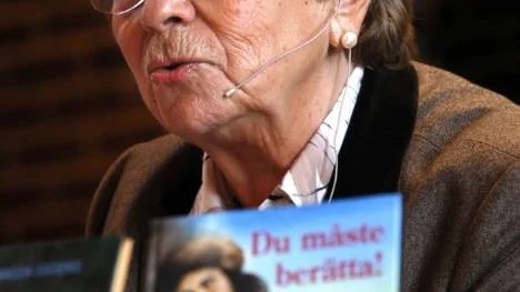 Magda Eggens bodde i Ungern när nazisterna invaderade landet 1944. Hennes mor och syster gasades ihjäl i Auschwitz och hennes pappa mördades i ett annat koncentrationsläger. Magda och hennes syster Eva kom till Sverige 1945 med Folke Bernadottes vita bussar.