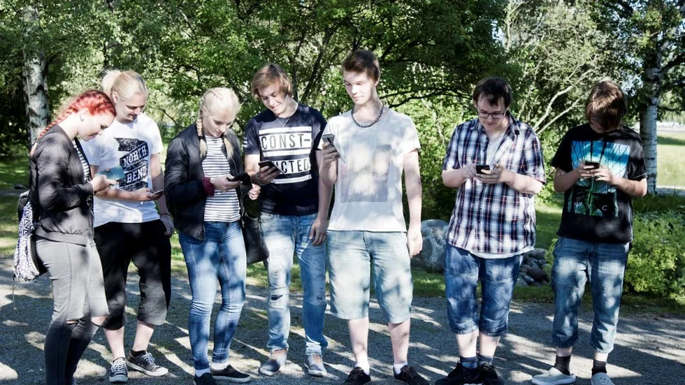 SPELA TILLSAMMANS. Benjamin, Petter och kompisarna möttes upp för att ta en runda i Badhusparken och jaga Pokémon tillsammans.