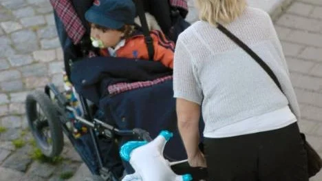 Kvinnor med småbarn diskrimineras på svensk arbetsmarknad. Ofta sägs de upp på grund av arbetsbrist. Söker de nya jobb blir det nej tack från arbetsgivare, som är rädda för föräldraledigheterna och många sjukdagar.