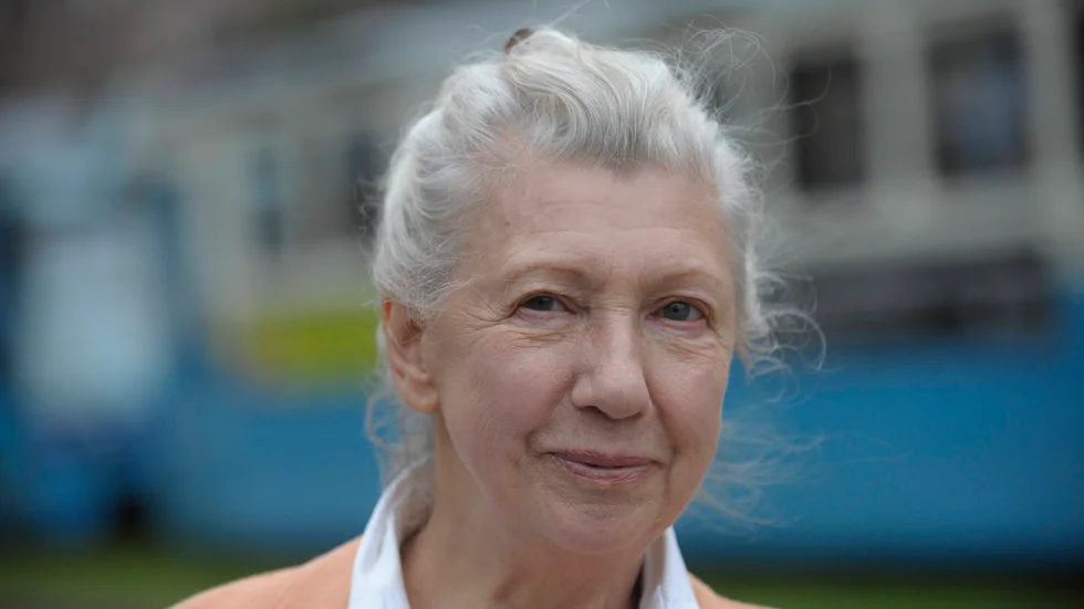 Caroline Grahams böcker om kommissarie Barnaby i Midsomer kommer först nu på svenska, 21 år efter att den första deckaren skrevs. Många är nyfikna, signeringsköerna på Bokmässan sinade aldrig.