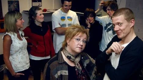 Christinasalen är utsåld till sista plats när Åsa Persson och Niclas Wikström intar scenen med showen "Hur fan kunde Liza Marklund få en gatsten i Piteå?" på torsdag kväll. För den musikaliska uppbackningen svarar Emma Asplund band. Från vänster i bakgrunden: Emma Asplund, Johanna Lindgren, Martin Carlsson, Filip Olofsson och Jacob Dahlbäck.