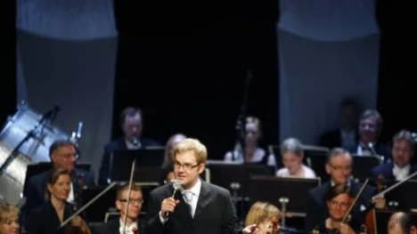 Blåvit ända uti fingerspetsarna. Håkan Ekman lotsade med finlandssvenskst klingande humor publiken genom kvällen. I höst tillträder han som festspelens vd.