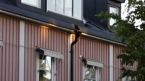 Efter ett larm om att det brann ovanpå Apoteket var polis och räddningstjänst snabbt på plats. Men de hittade ingen brand att släcka.