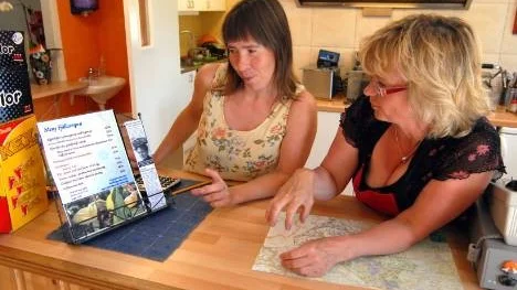 Maria Söderberg, till höger, har arrenderat gatuköket i Laisvall. Hon diskuterar dagens meny med medhjälparen Maria Labba.