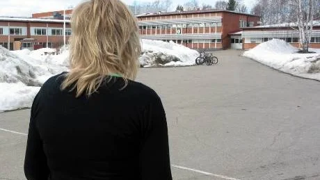 I fyra månader har en elev med adhd-symptom varit avstängd från undervisningen på Älvåkraskolan. Nu har mamman tröttnat på att vänta på en lösning och anmält fallet till Skolverket. (Flickan på bilden har ingenting att göra med texten. Bilden är arrangerad.)