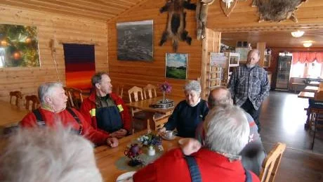 Turistvärden Arnold Sundqvist berättar om livet i Bäverholm, om skotertrafik och översvämningar. Pelle Turtula, Seppo Höynälä och Kerstin Flinkfeldt lyssnar.