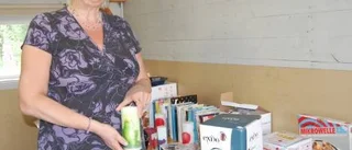Ewa och Ann ordnade loppis på gårdsplanen