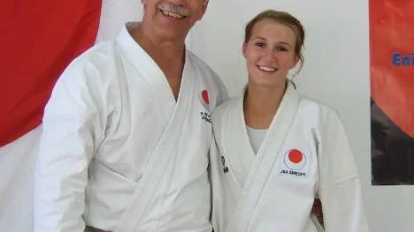 Inför chefsinstruktör Ted Hedlund, till vänster, blev Beatrice Lindqvist, Piteå, uppgraderad till svart bälte i karate.