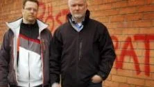 Foto:  Sanna  Nildén   VILL HA TIPS. Fastighetsägarna Magnus Bäcktorp och Dan Jacobsson har fått nog av klottret. Nu vill de ha in tips som kan leda till att klottrarna åker fast.