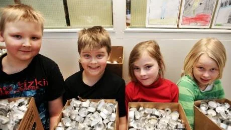 ÖVER 60,000 VÄRMELJUS har eleverna i klass 1A på Hertsöskolan samlat. Här är Hampus Ainasoja, Carolin Karlsson, Filip Björkbom och Julia Teskitalo med några av ljusen.
Foto: Lisa Björk