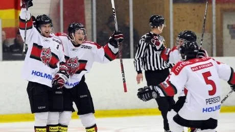 måljublet. Det blev bara ett mål i matchen och det gjorde Modo genom Martin Signal-Bergius.Foto: LINDA WIKSTRÖM