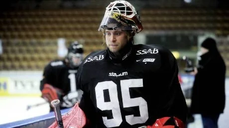 redo. I och med Mattias Modigs skada får Gusten Törnqvist (bilden) chansen i målet mot tabelltrean Färjestad.Foto: PETRA ISAKSSON
