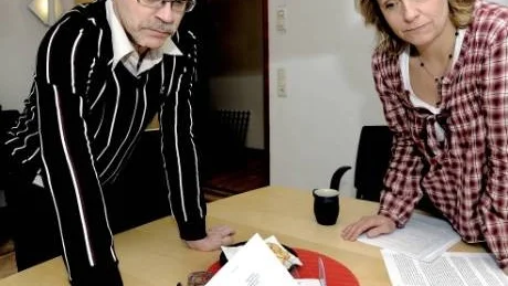 ÅRATAL. Kampen för den svårt handikappade sonne har pågått i sex år snart.Gode mannen och Oskars pappa Rune har gott stöd och hjälp i assistansbolaget Personal care och arbetsledaren Ingela  Boroström: -Lulebo begår brott mot bostadsanpassningslagen, säger hon och undrar varför en 23-åringen i Oskars situation ska behöva leva sitt liv i ständig motvind.