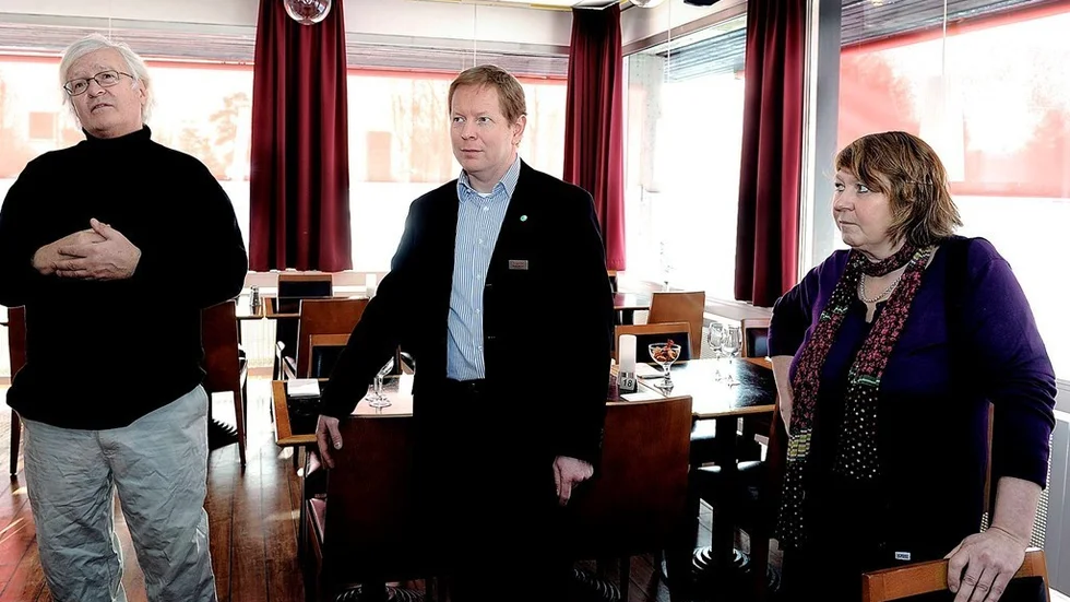 I BILD. Norrbottens skärgård i fokus , då känner sig hotellgästerna bekväma. Luleåfilmaren Boris Ersson ställer ut ett urval av sina skärgårdsbilder permanent på Scandic hotell i Luleå. Hotelldirektören Niclas Jonsson och Helen Lindberg  som ramat in verken.

Foto: Håkan Gidlöw