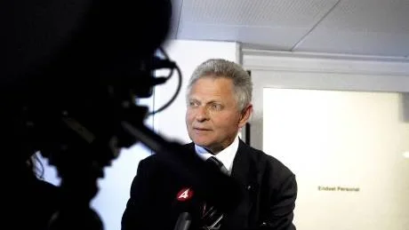 luftvägsinfektion. Enligt hovrättslagmannen Kjell Persson har Leif Silbersky drabbats av en kraftig luftvägsinfektion. "Jag har personligen pratat med Leif Silbersky och han hade påtagliga besvär med sin röst", sade han. Foto: PETRA ISAKSSON
