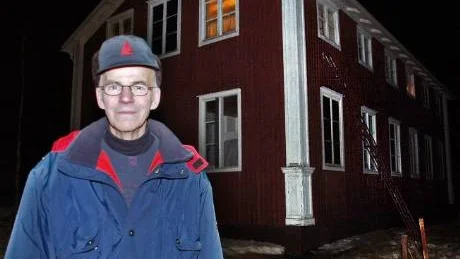 HJÄLTEN. Bror Utter är fredagens hjälte efter att ha räddat grannfrun från att bli innebränd i den gamla skolbyggnaden i Säivis. 
FOTO: GÖRAN LAHTI