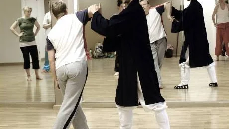 TÄNJA. Kampsportens grunder  lärdes ut i helgen i Luleå. Mästaren Jacob Isaksson visar ett grepp som kan användas både som försvar samt nyttig stretching för musklerna. Sjukgymnasten Roland Fransson är "försöksperson".