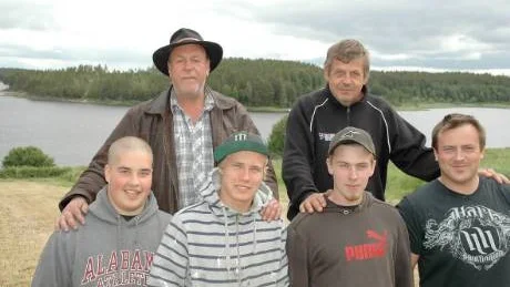 TAR ÖVER. Ulf Sandström och Tord Josefsson har fått draghjälp av de yngre och Flakasand lever vidare. Fr.v Johan Ejdelund, Daniel Nilsson, Anders Pettersson och Magnus Sandström.  Foto: Britt-Louise Spets