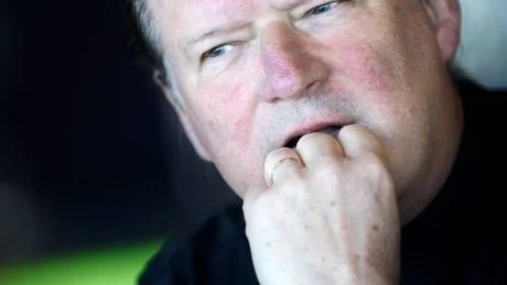 ODLAT MOD. Har man som tonsättare används sig av det sentimentala en gång kan man lika gärna fortsätta, säger Jan Sandström, som fått skriva särskilt för kungens födelsedag och vars Across the bridge of hope stod på repertoaren när Eric Ericsson invigde sitt körcentrum förra helgen i Stockholm.