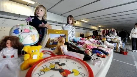 SKYNDA ATT FYNDA. Hos Daniela Jacobsson och Celina Kenttälä, båda åtta år, fanns det mycket att välja på. En Musse Pigg-klocka, kanske?