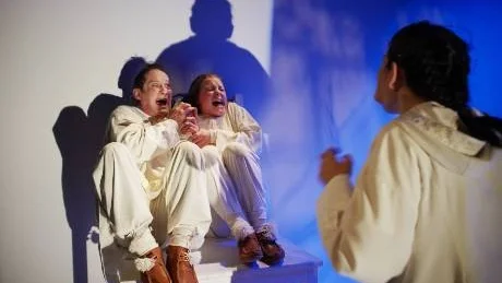 TANKAR OM NATTEN. Samiska teatern i Kiruna turnerar just nu med sin föreställning En natt i februari, skriven av Staffan Göthe och med Toivo Lukkarii, Anna Åsdell och Elisabeth Heilmann Blind i rollerna.Foto: HANS-OLOF UTSI