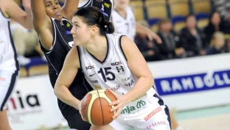 AJ DÅ. Luleå Baskets guardstjärna Eszter Csontos riskerar att missa resten av SM-slutspelet på grund av en ömmande fot som hon på torsdagen knappt kunde gå på.