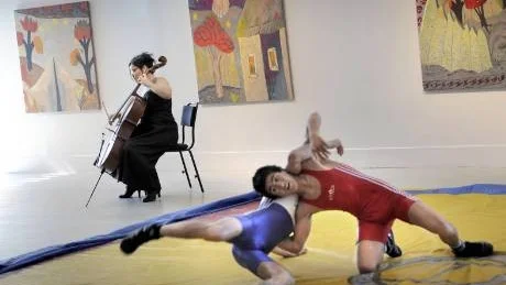 BROTTNING I KONSTHALLEN. Arrangören Johannes Blomqvist valde att inleda performancefestivalen Leif med en riktig brottningsmatch. Med ackompanjemang av Pia Karin Hellsings vackra cellospel brottades Mattin Youmard och Gobbe Gazdjev från Råneå brottarklubb under överinseende av domaren Sandra Torstensson.