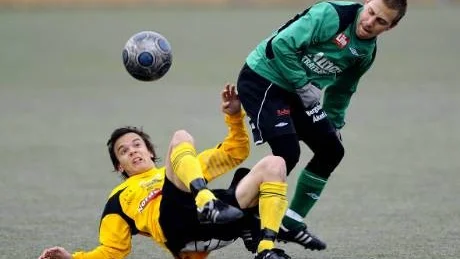INTE I BRYGGA. Notviken är på rygg här, men matchen hade man i ett stadigt grepp. Nykomlingen Bergnäset hade det tungt i derbyt.