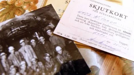 Hilding Nilsson har, förutom foton från sin tid som bergssprängare.  även kvar sitt skjutkort utfärdat av Statens Vattenfallsverk.Det berättigade honom att leda sprängningsarbeten vid Letsi kraftverksbygge.