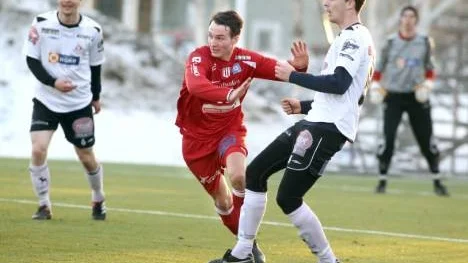 Alexander Lindahl (i rött) blev tremålsskytt när Piteå IF besegrade Skellefteå i en träningsmatch.